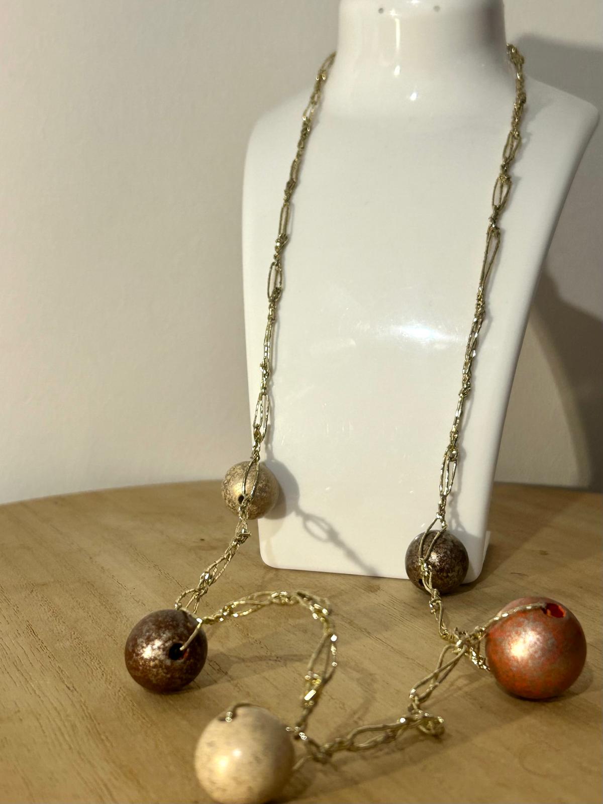 collana con perle color bronzo.