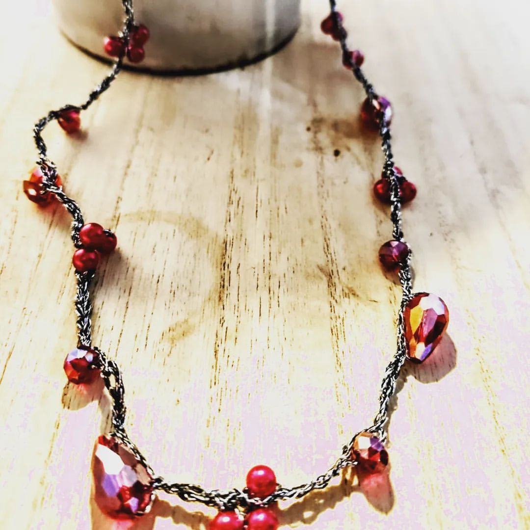 collana con filato grigio e argento