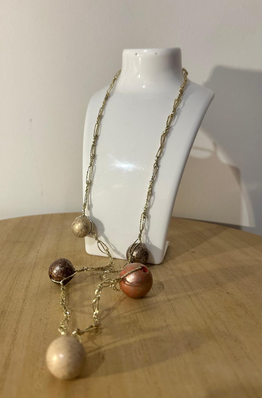 collana con perle color bronzo.