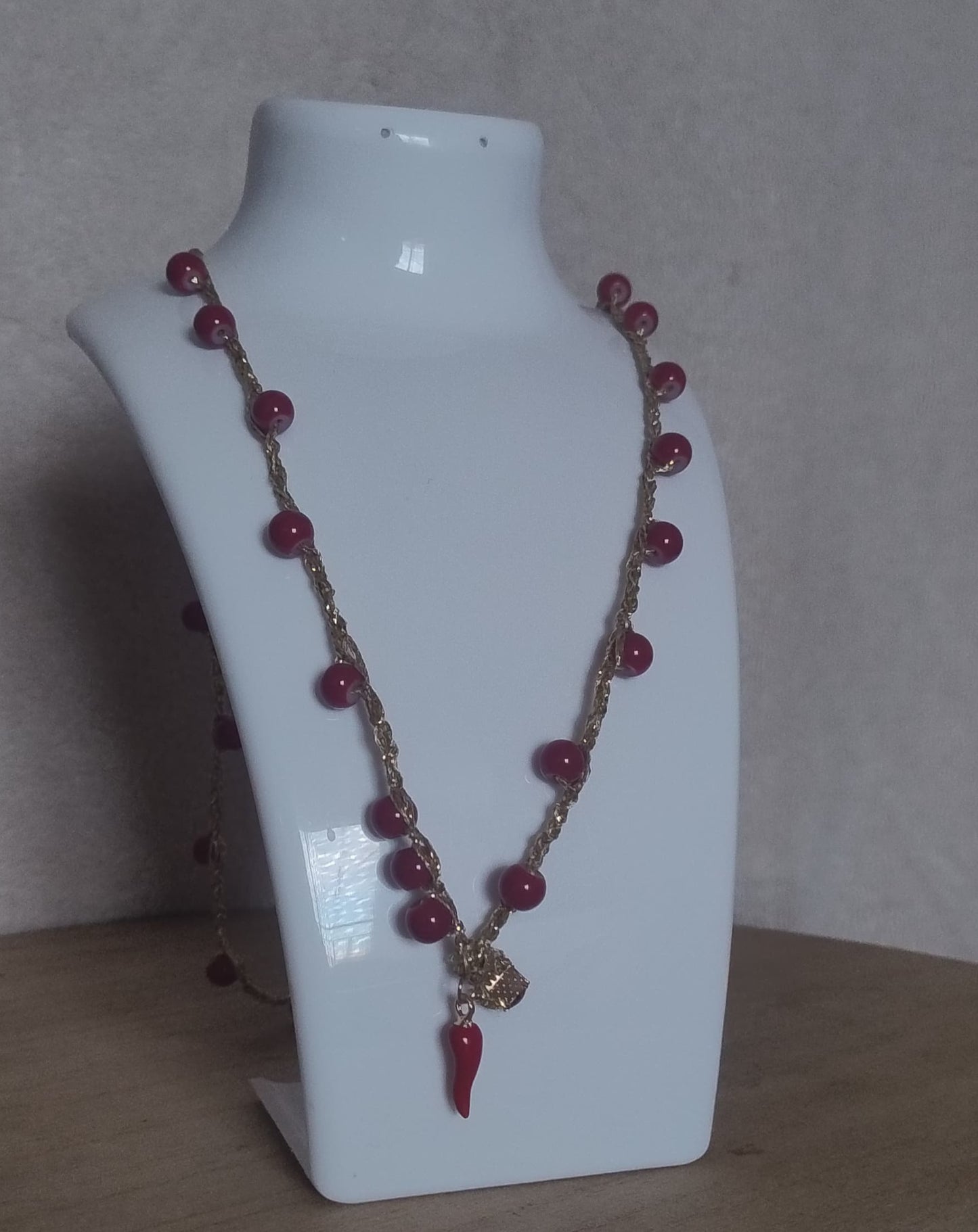 Collana ad uncinetto pendente corno rosso
