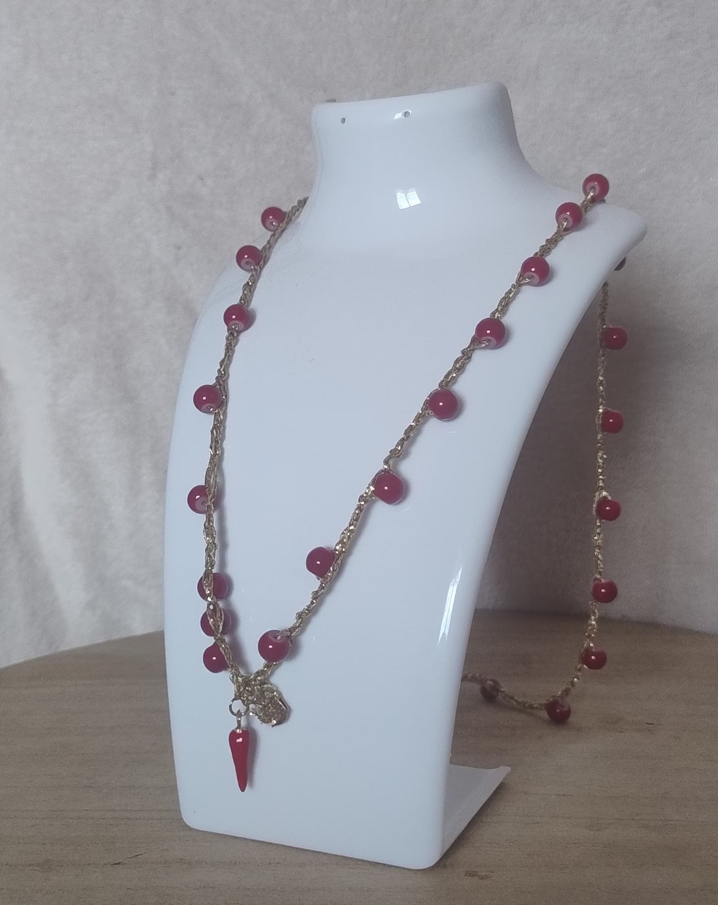 Collana ad uncinetto pendente corno rosso