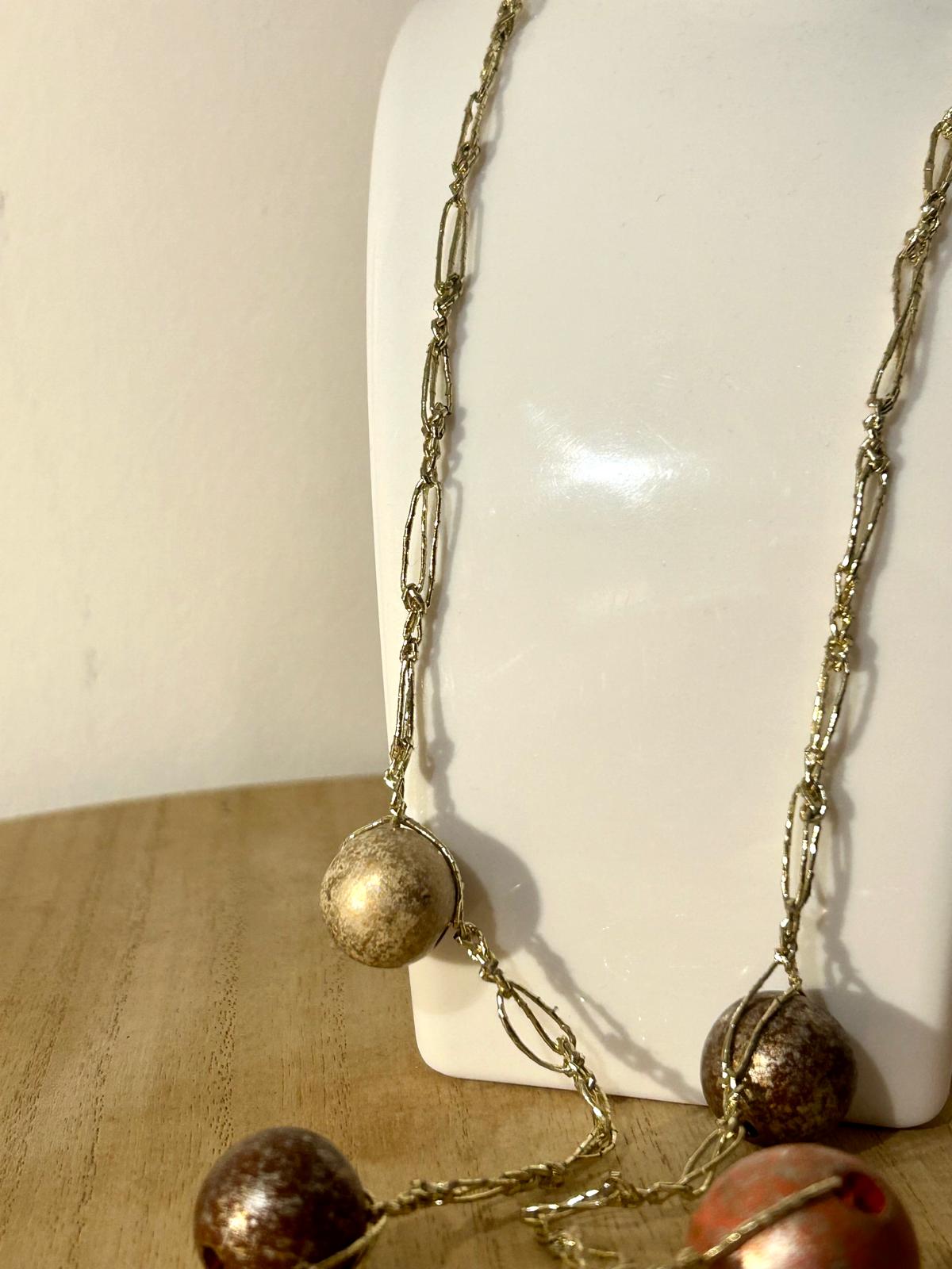 collana con perle color bronzo.