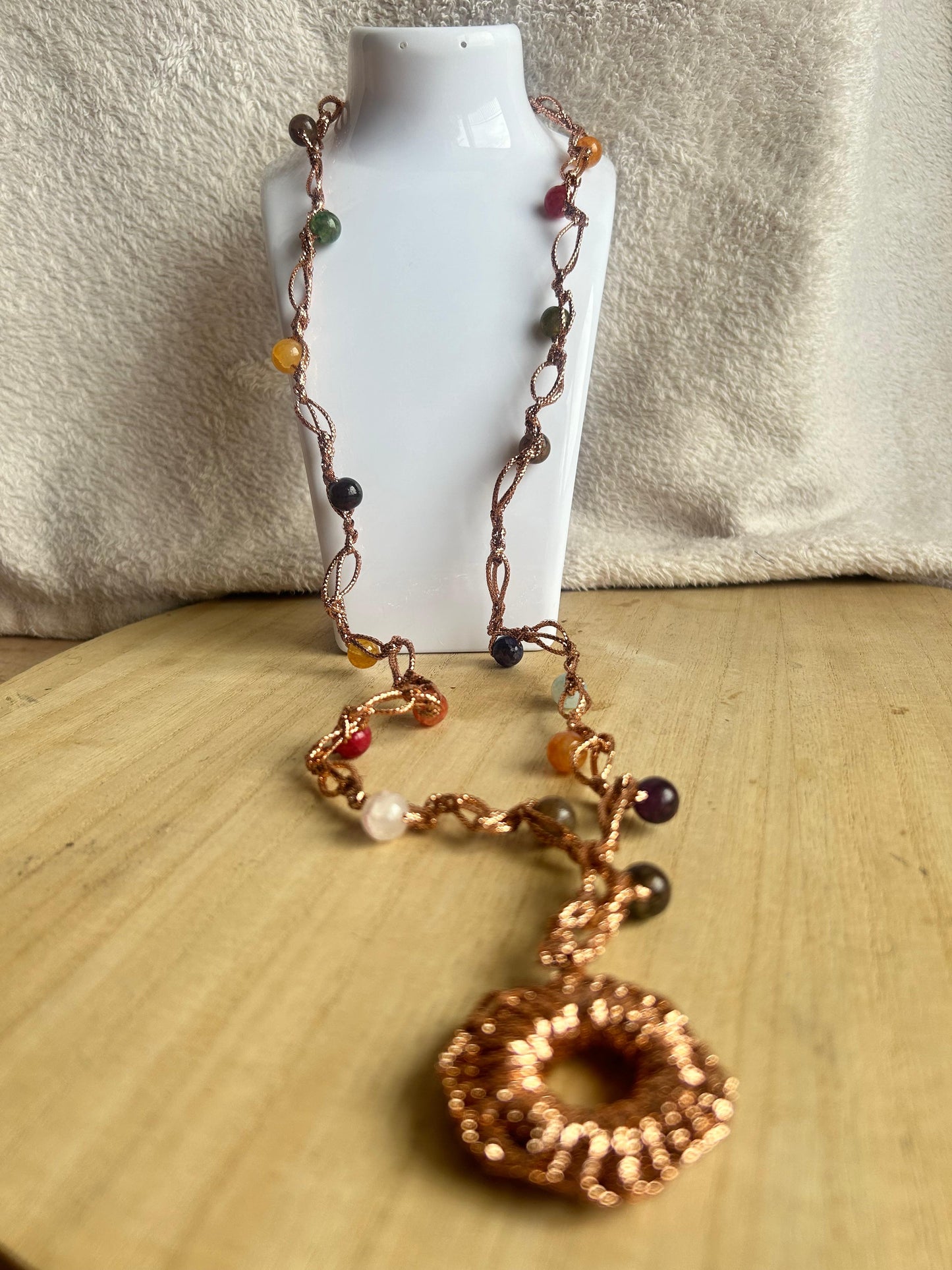 Collana con filato color rame e pietre colorate