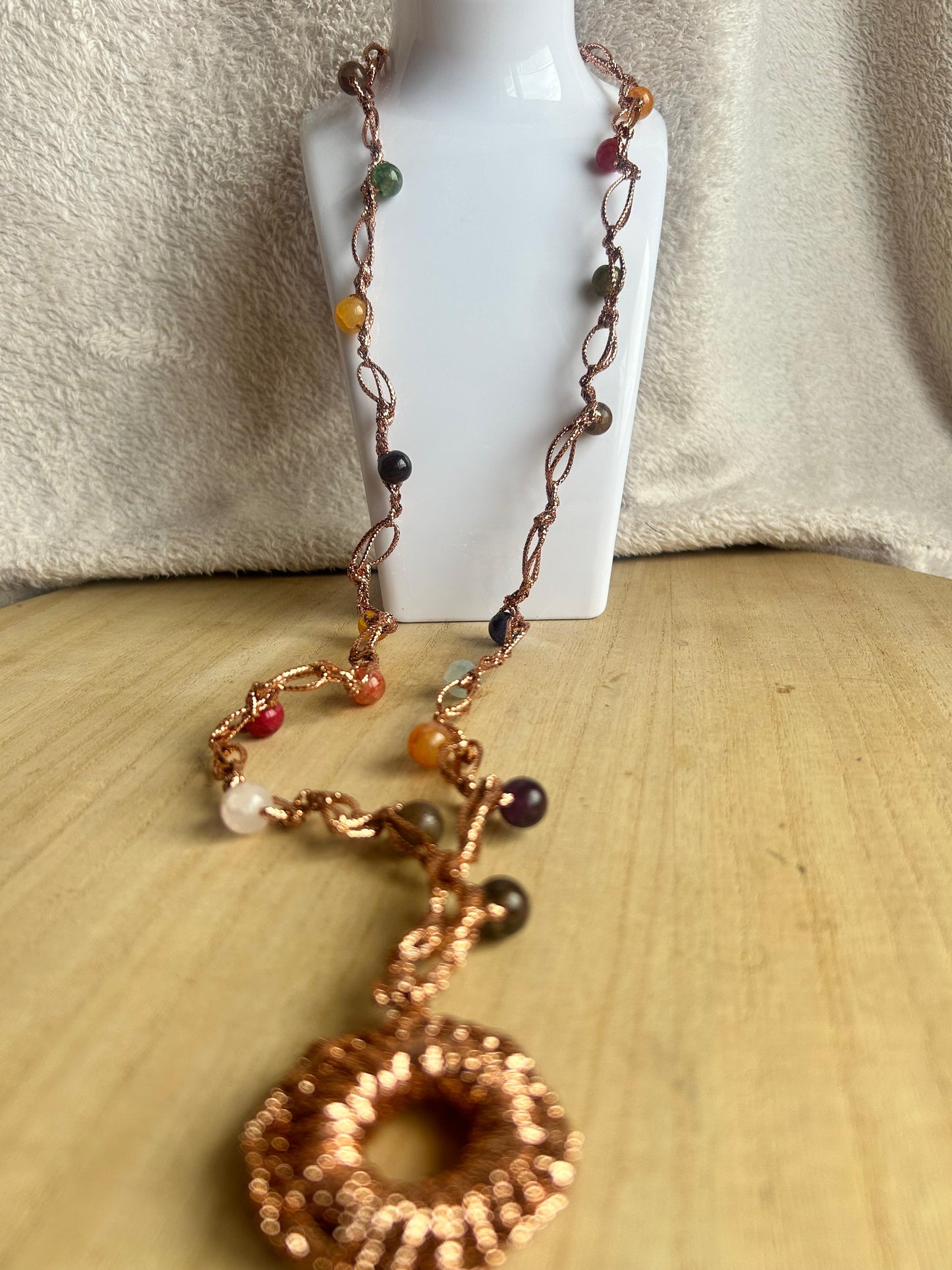 Collana con filato color rame e pietre colorate