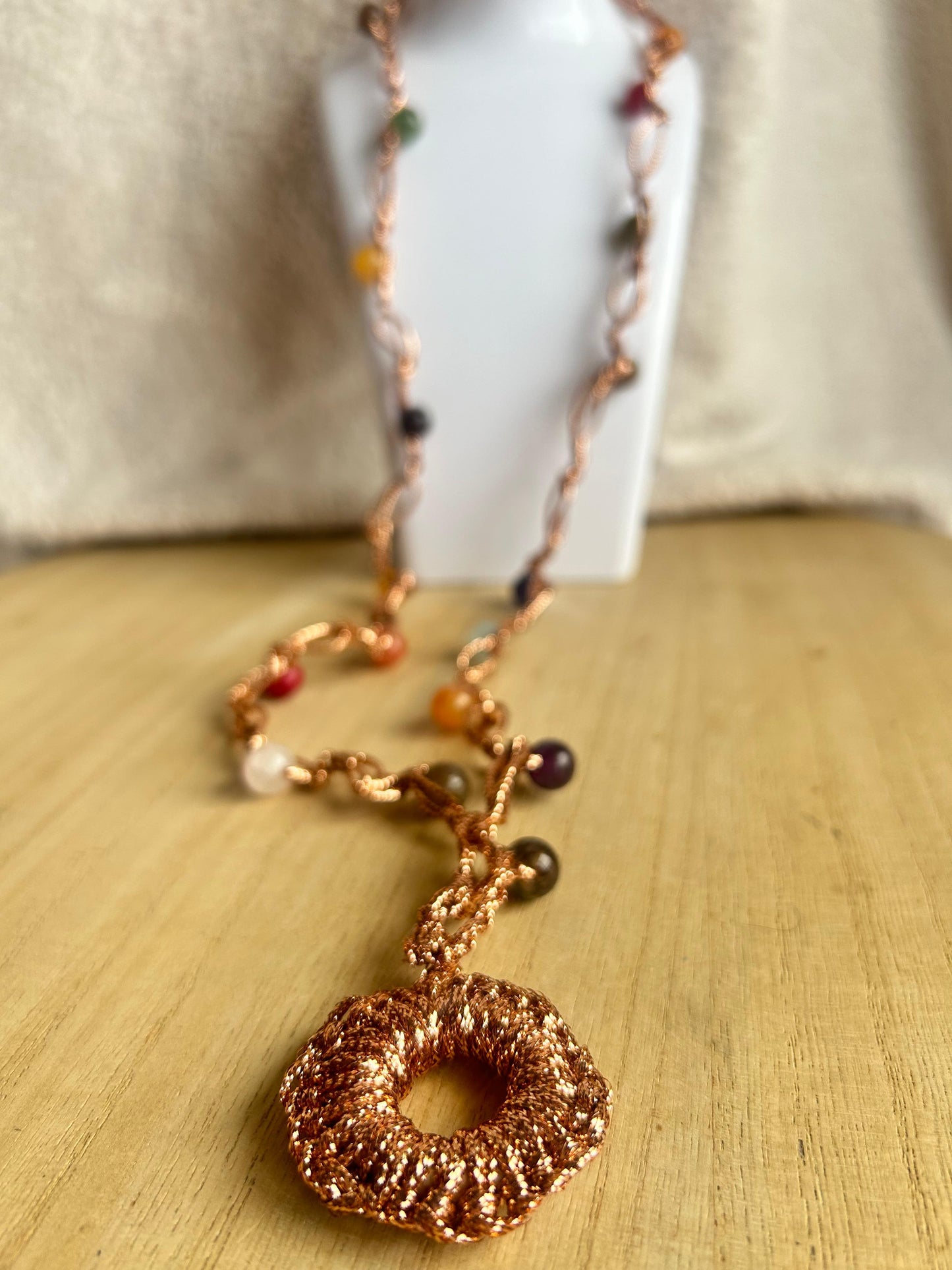 Collana con filato color rame e pietre colorate