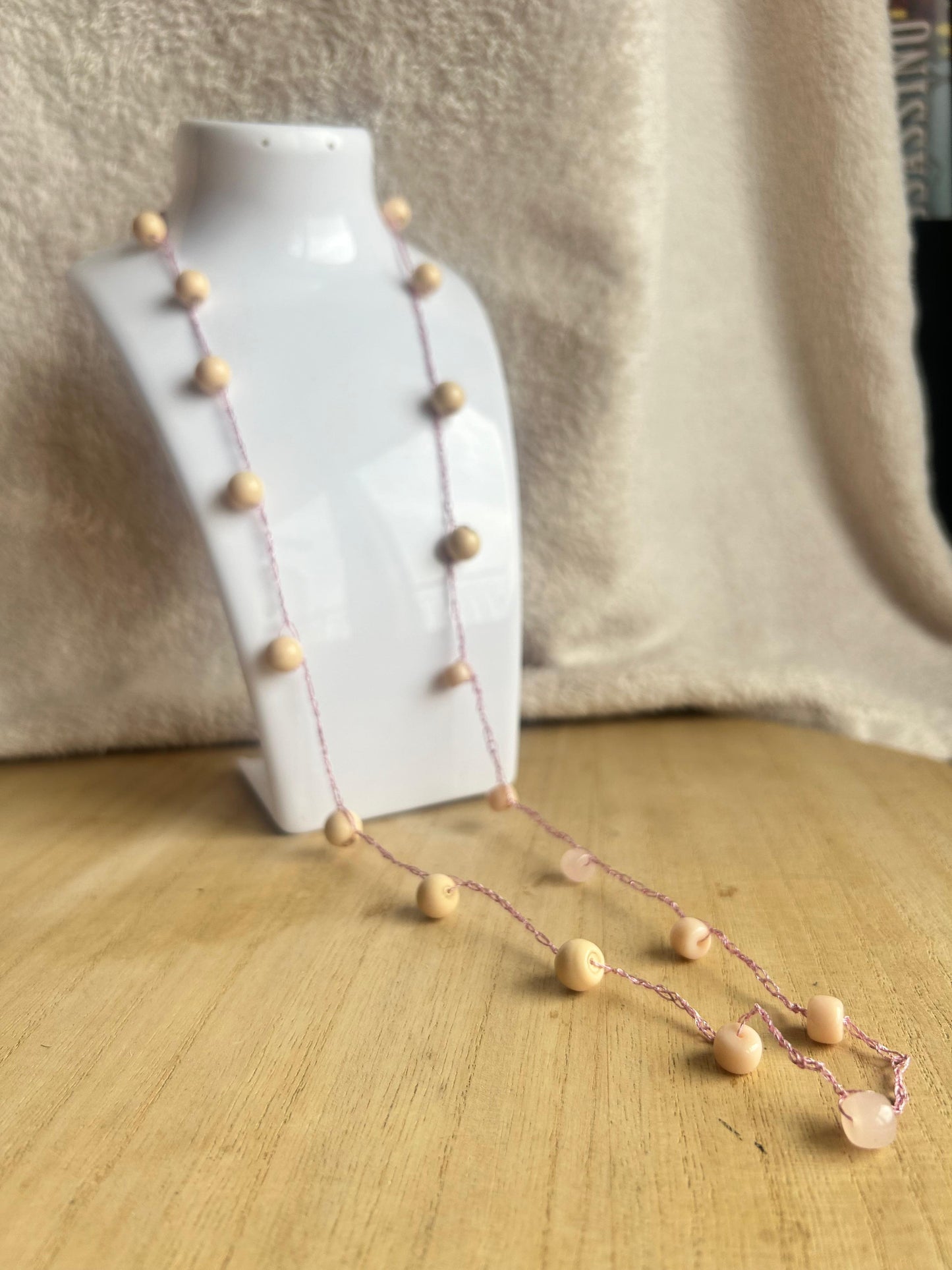 Collana con filato rosa pietre chiare