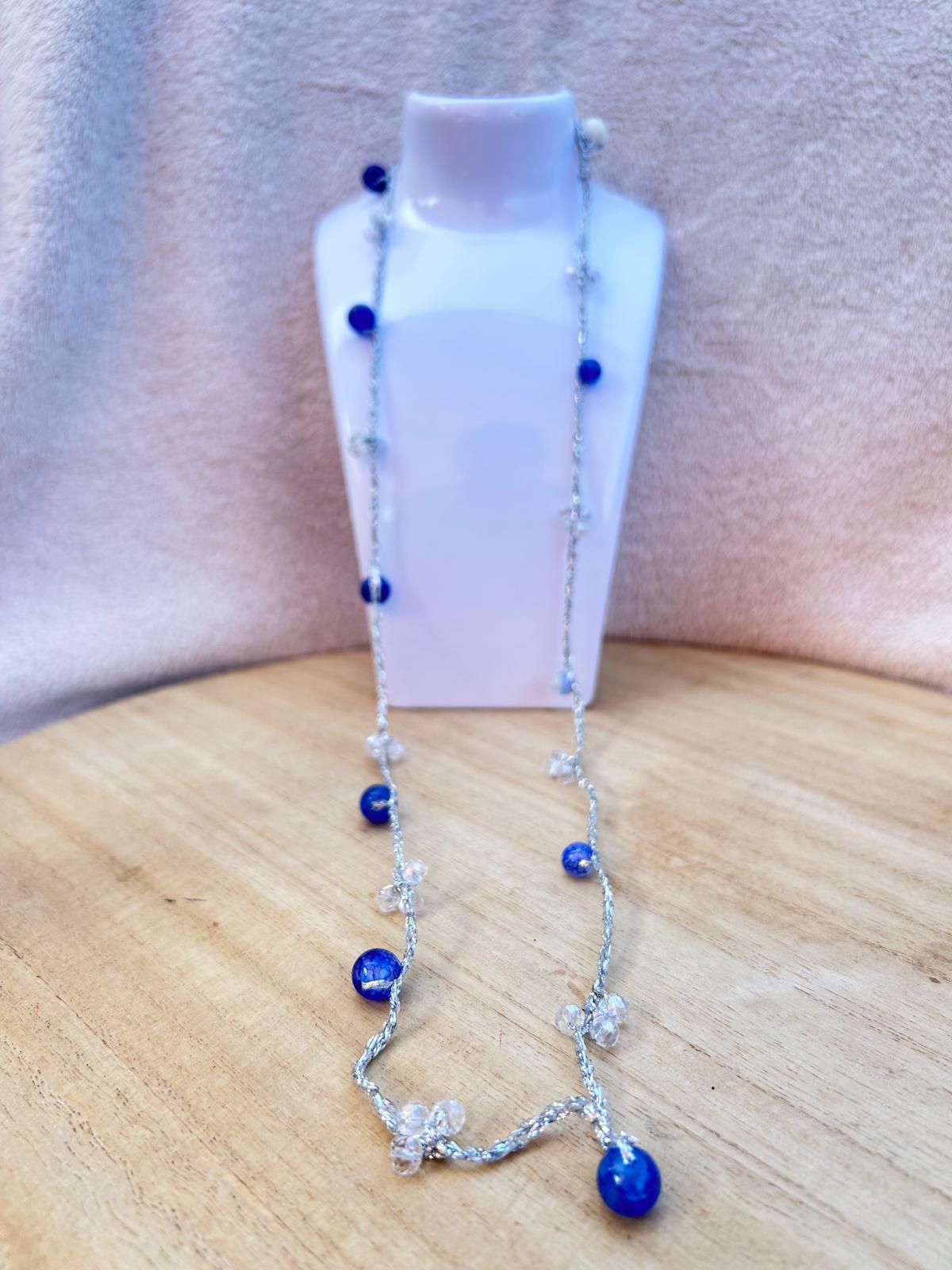 Collana con filato argento con pietre lilla, bianche e trasparenti.