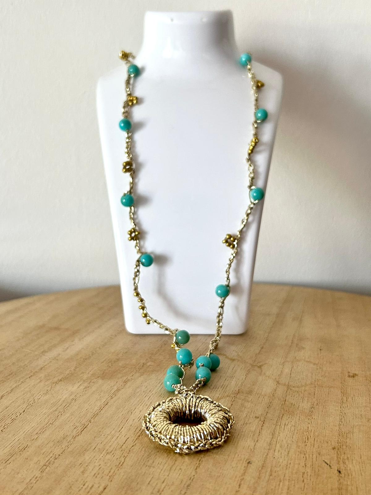 Collana con Pietre Color Turchese e Pendente a Cerchio Lavorato a Uncinetto