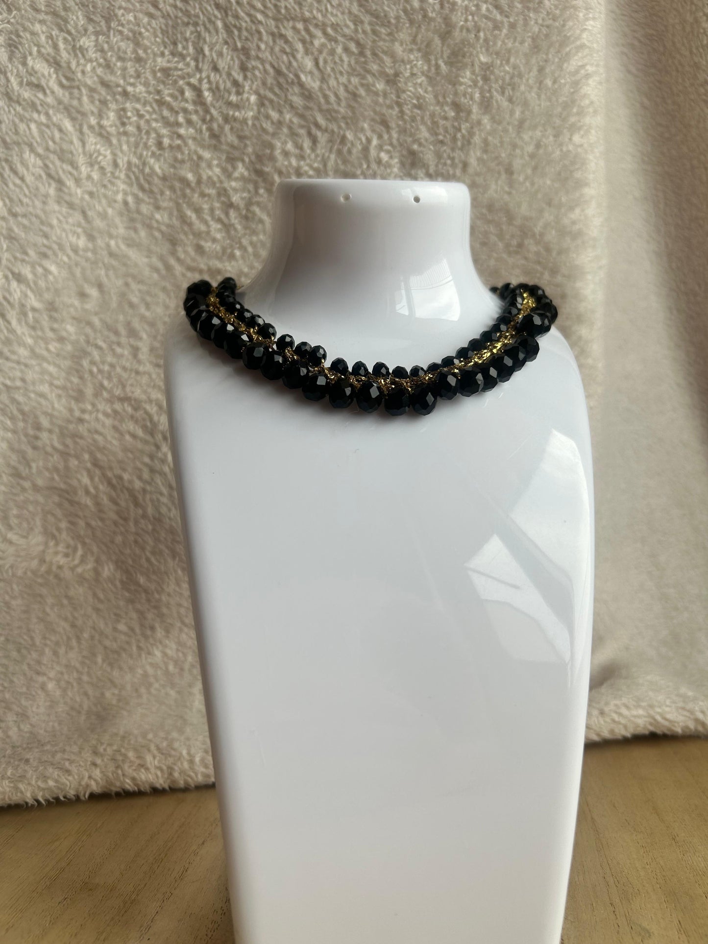 Girocollo filato oro e pietre nere