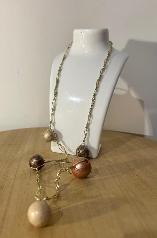 collana con perle color bronzo.
