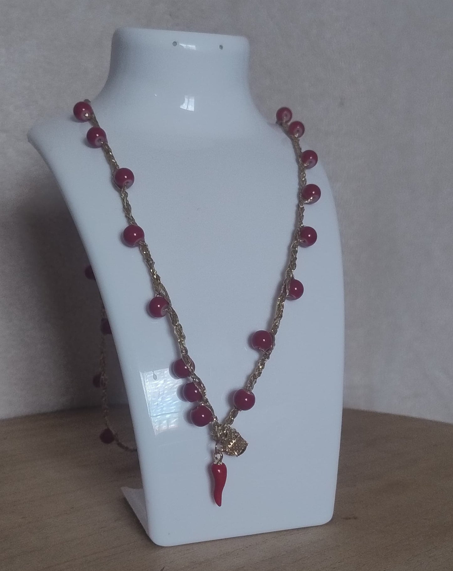 Collana ad uncinetto pendente corno rosso