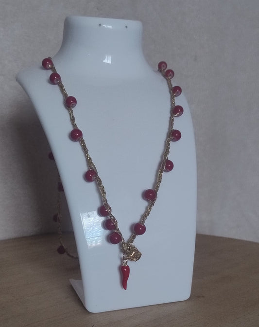 Collana ad uncinetto pendente corno rosso