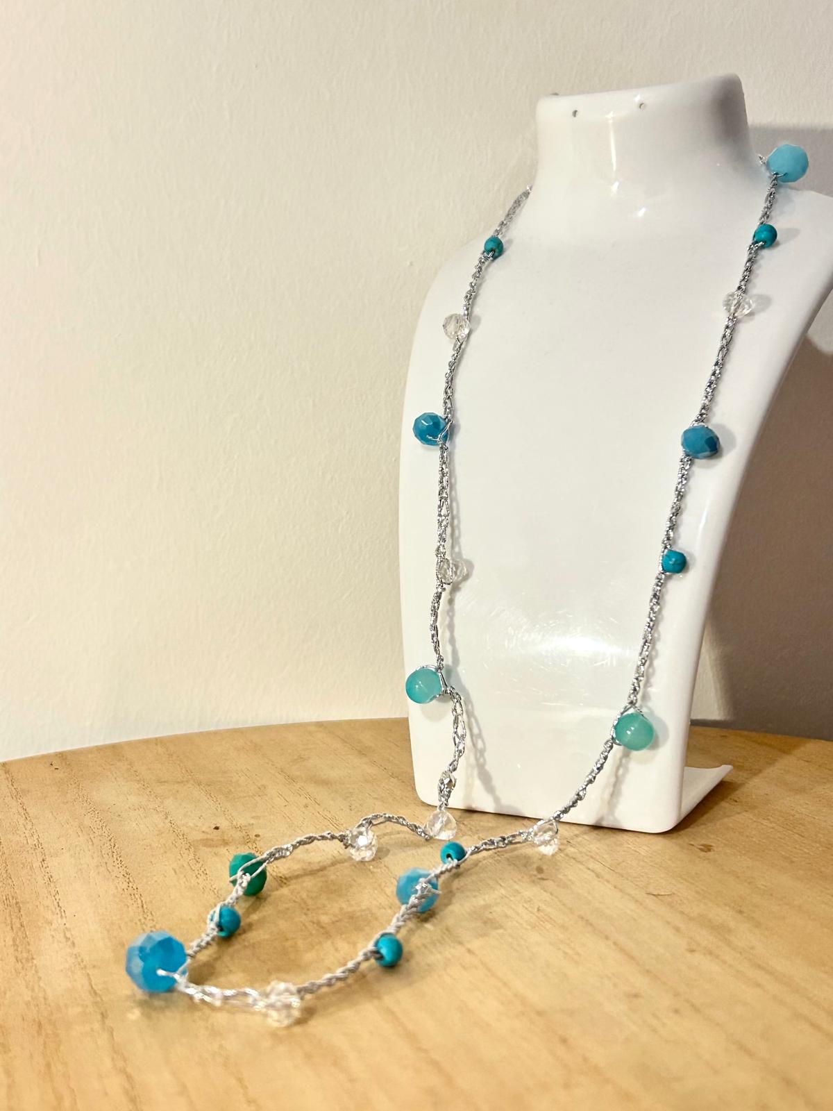 collana con filato argento e pietre azzurre