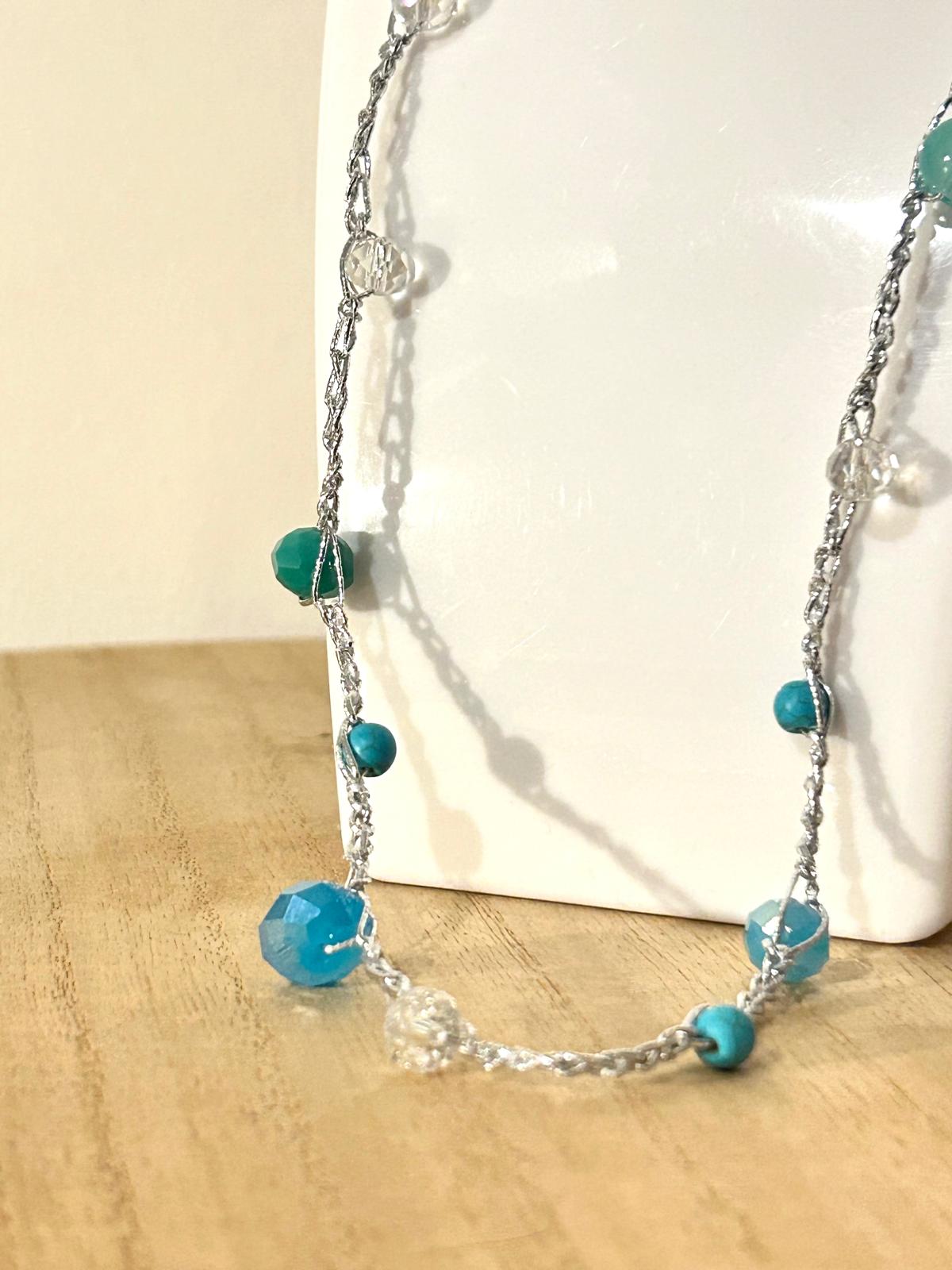 collana con filato argento e pietre azzurre