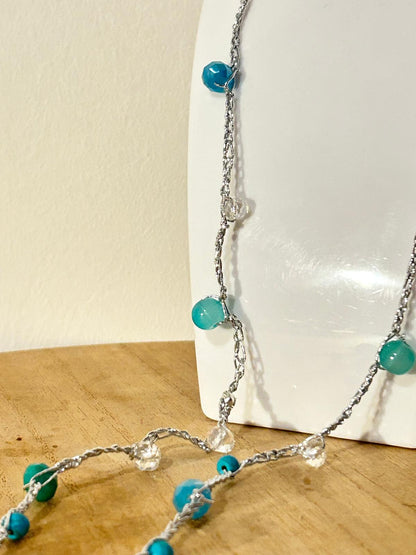 collana con filato argento e pietre azzurre