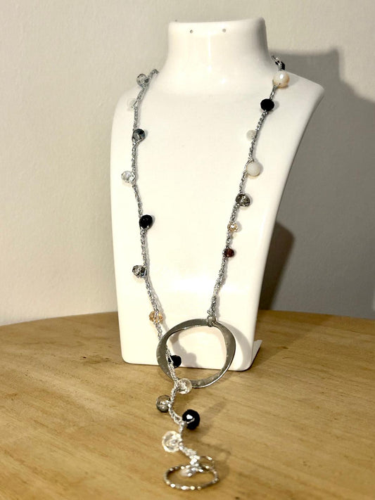 collana con filato argento e pietre nere e bianche