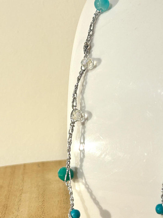 collana con filato argento e pietre azzurre