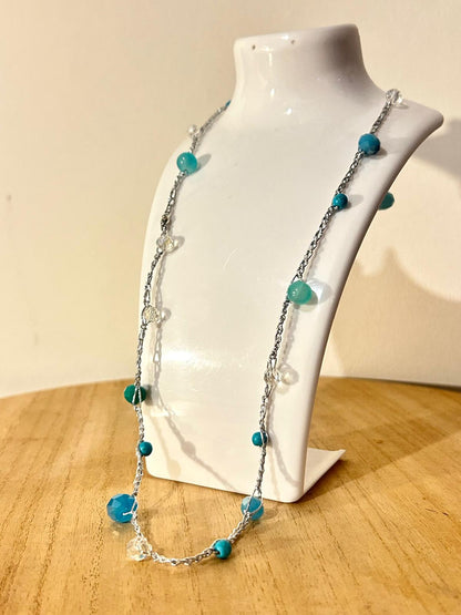 collana con filato argento e pietre azzurre