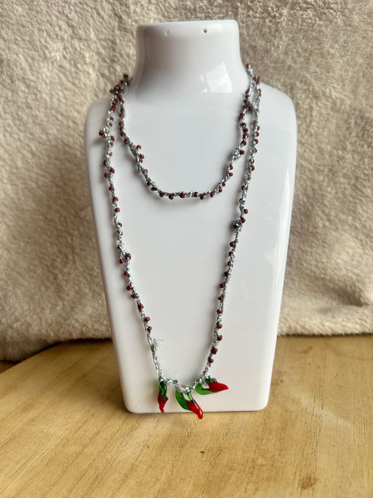 Collana con filato argento e pendenti corni rossi