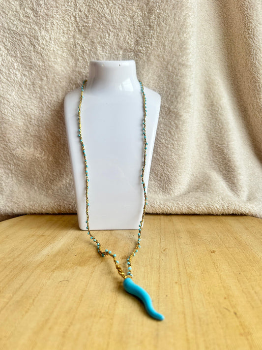 Collana con filato or corno azzurro