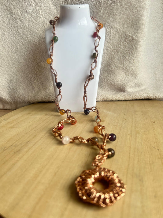 Collana con filato color rame e pietre colorate