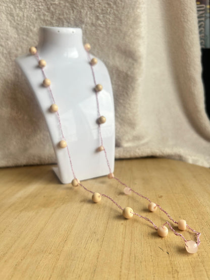 Collana con filato rosa pietre chiare