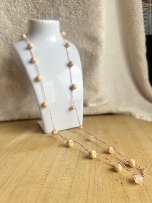 Collana con filato rosa pietre chiare
