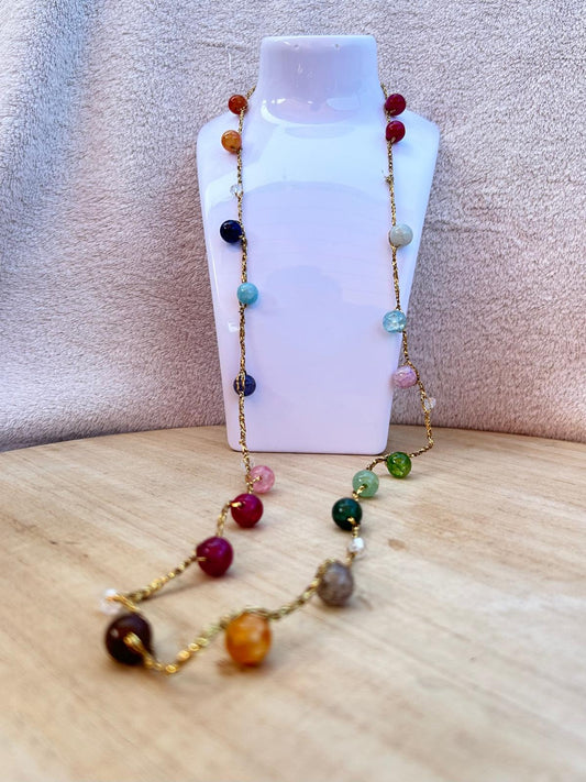 Collana in filato color oro con pietre colorate