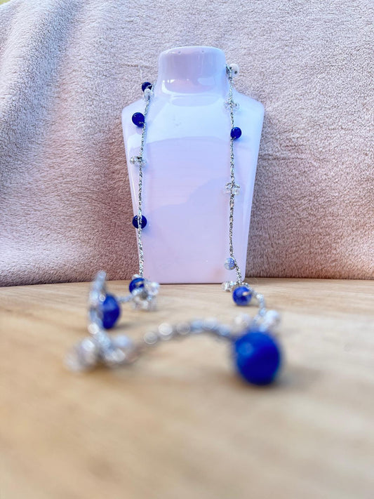 Collana con filato argento con pietre lilla, bianche e trasparenti.