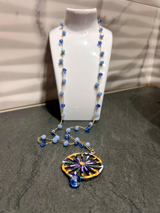 Collana in Tonalità di Azzurro con Ruota Decorativa