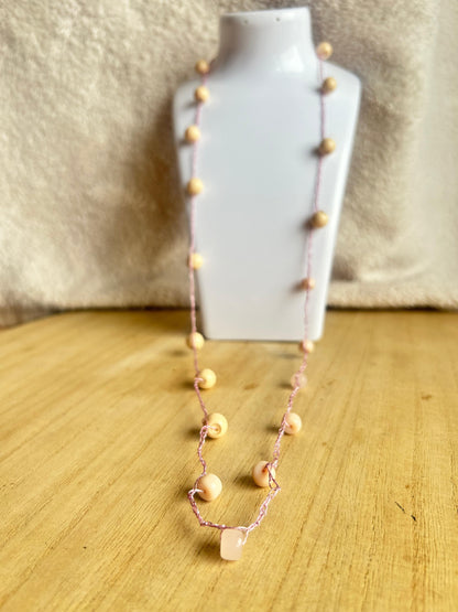 Collana con filato rosa pietre chiare