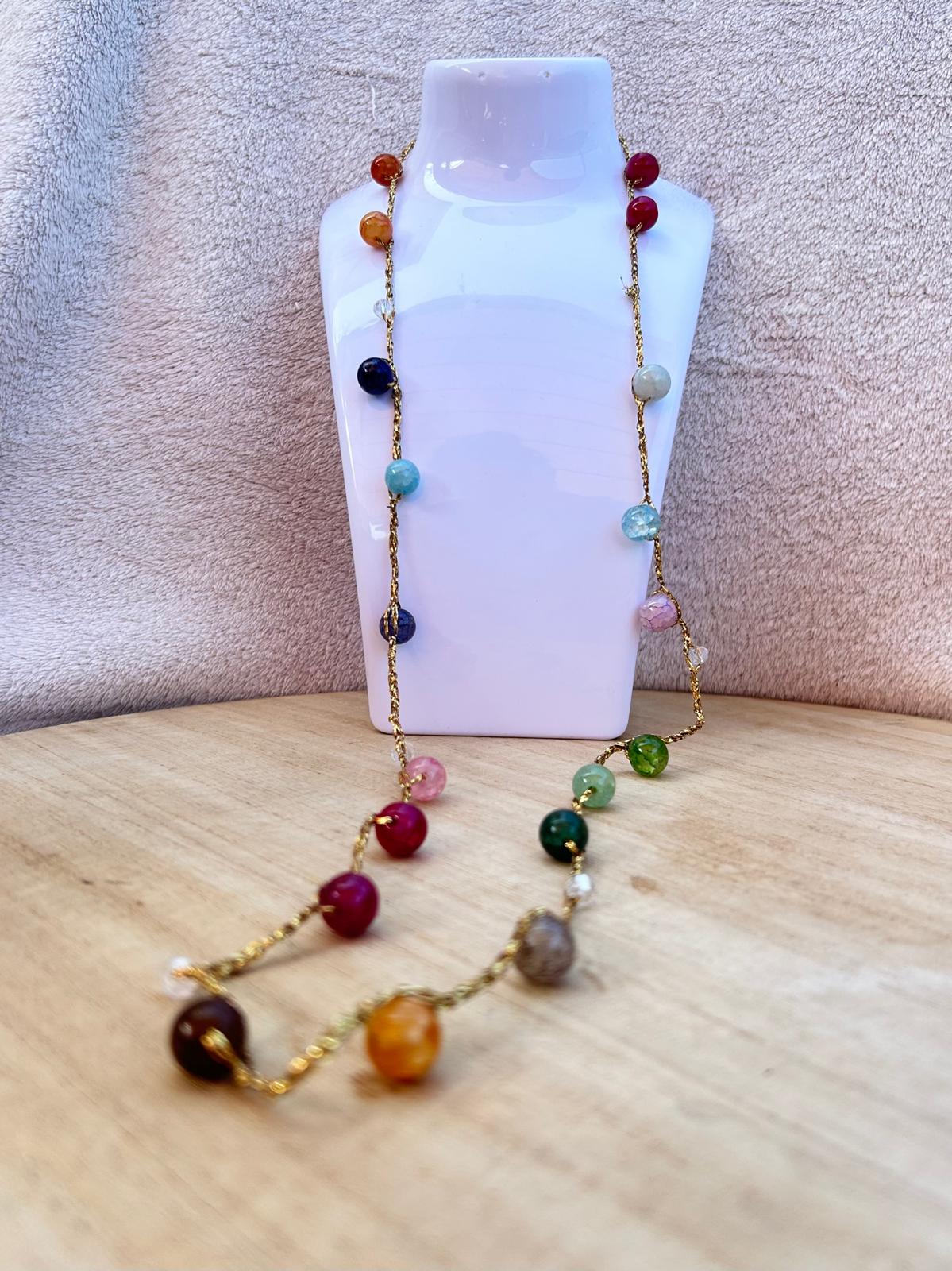 Collana in filato color oro con pietre colorate