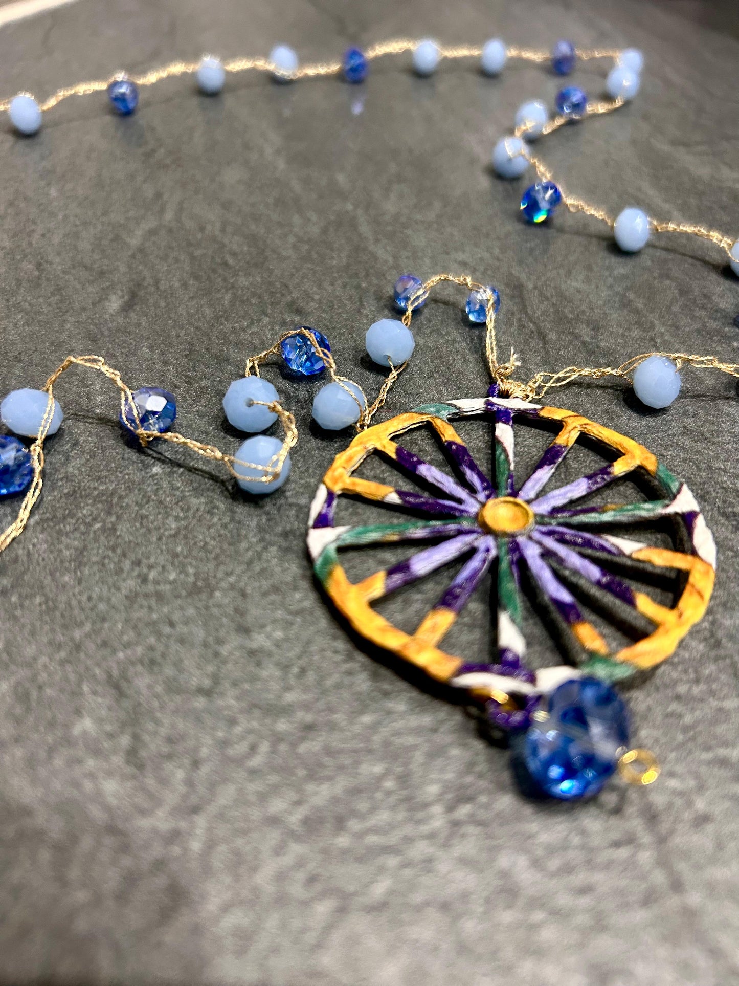Collana in Tonalità di Azzurro con Ruota Decorativa