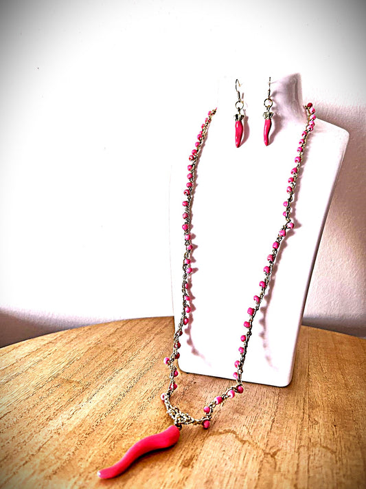 collana con piccole perline e corno rosa con orecchini in abbinamento
