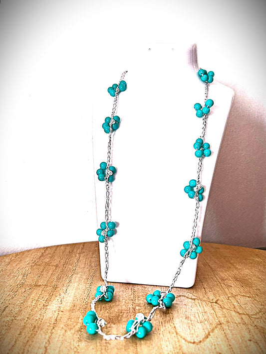 collana con pietre turchesi a grappolo.