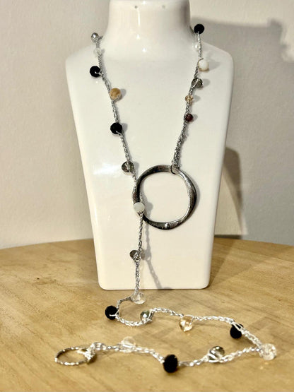 collana con filato argento e pietre nere e bianche