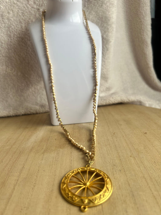 Collana filato color oro e pendente ruota di carretto siciliano